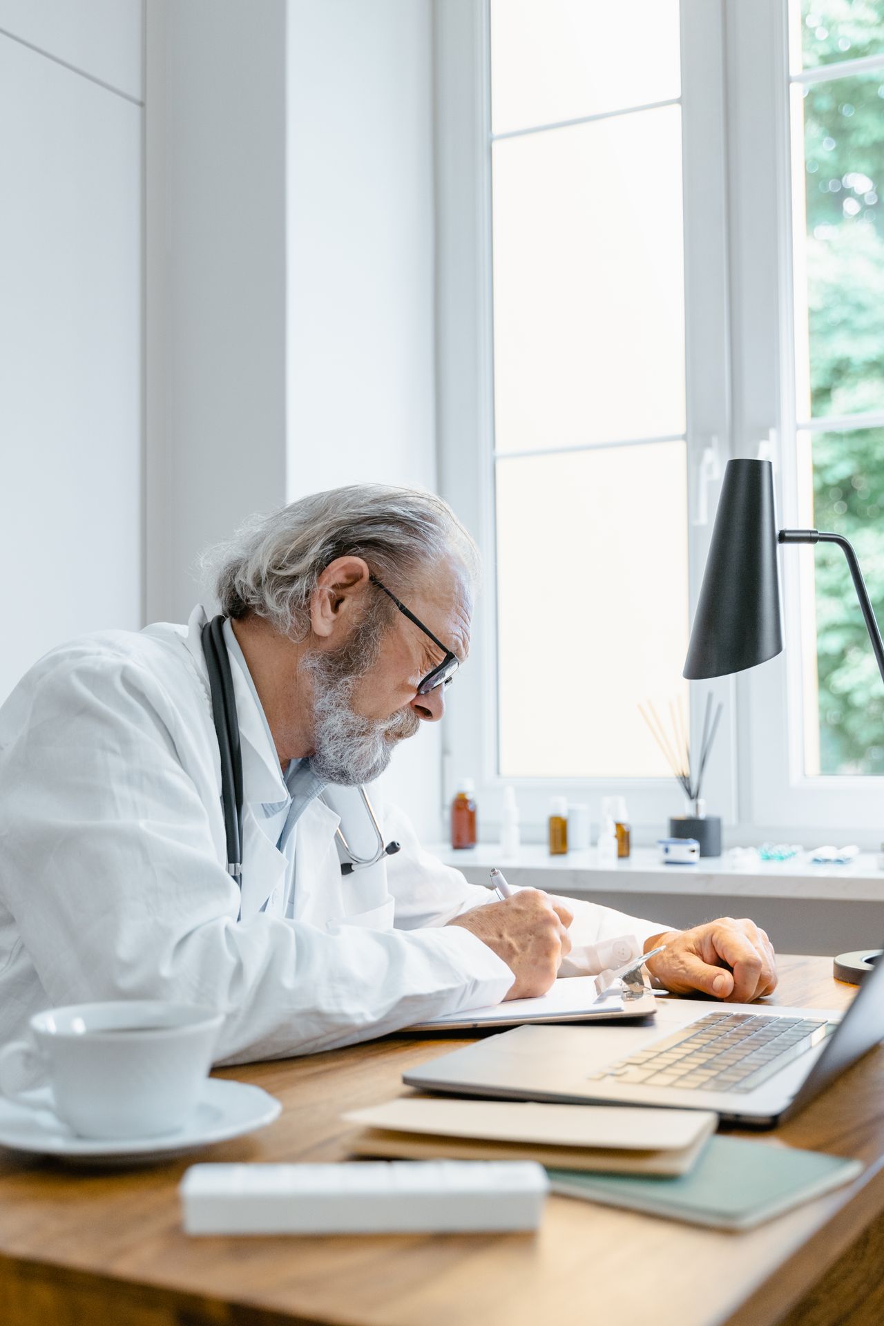 Atención médica profesional en consultorio