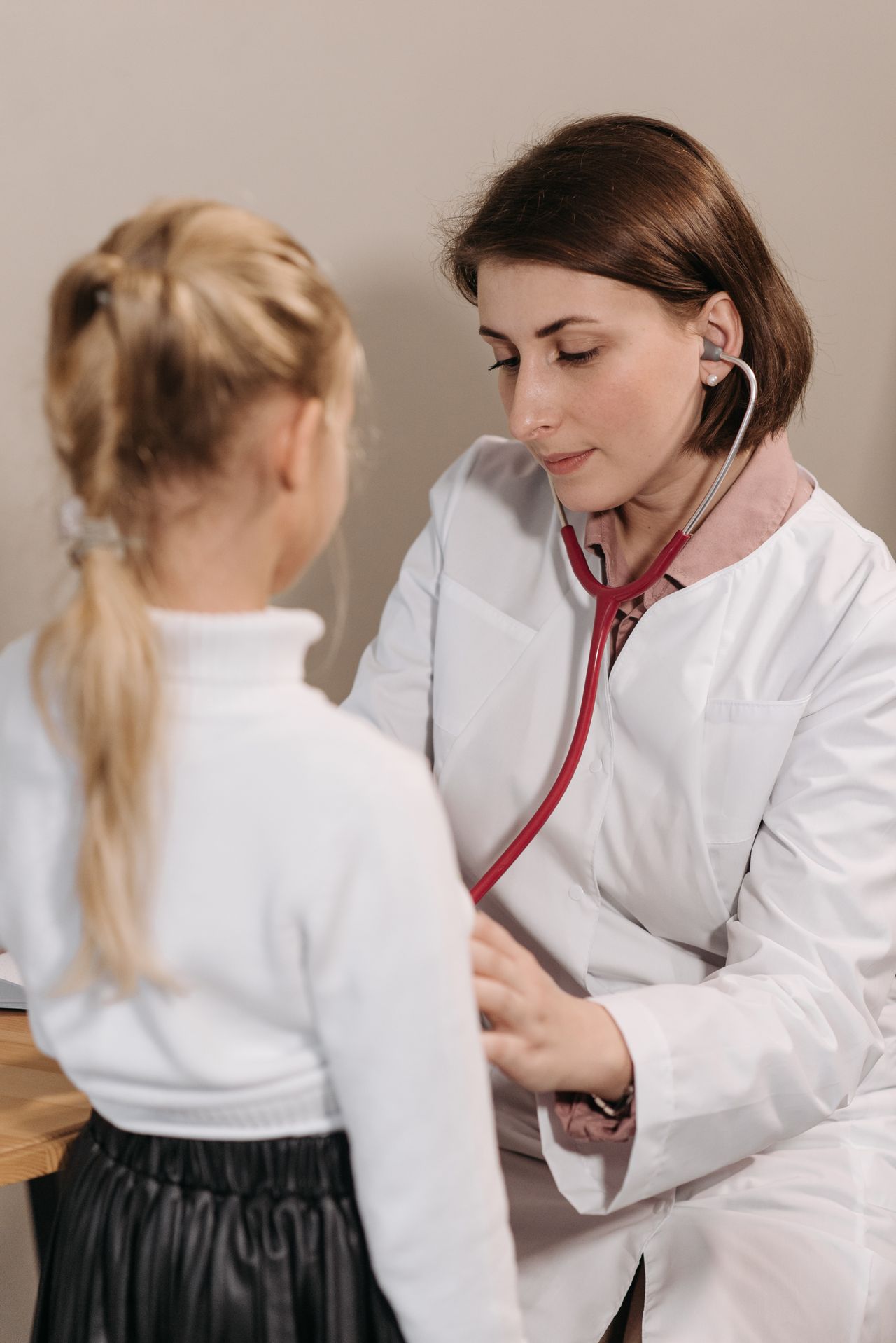 Profesional médico en consultorio